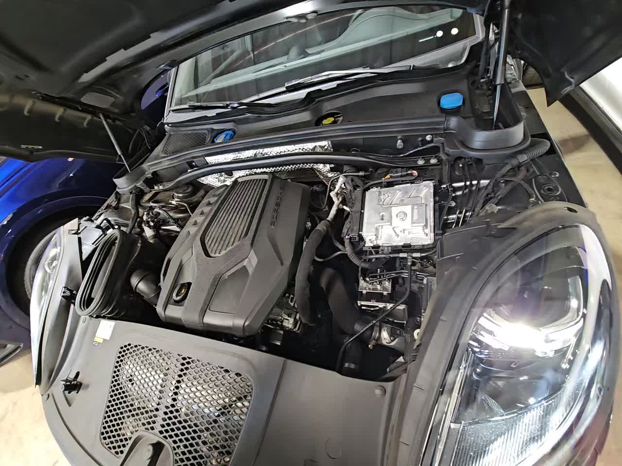 2022 Porsche Macan Base AWD