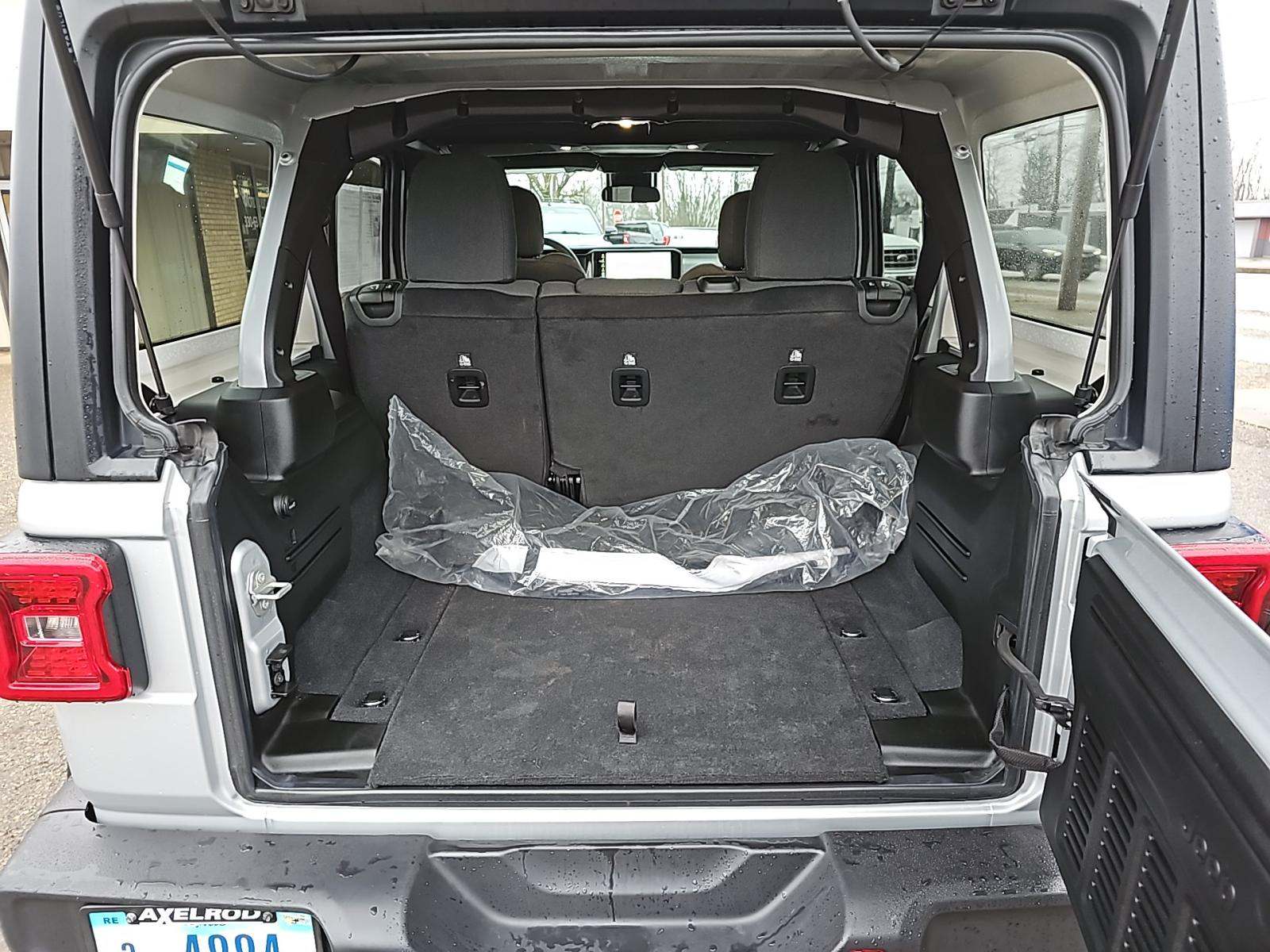 2024 Jeep Wrangler Sahara AWD