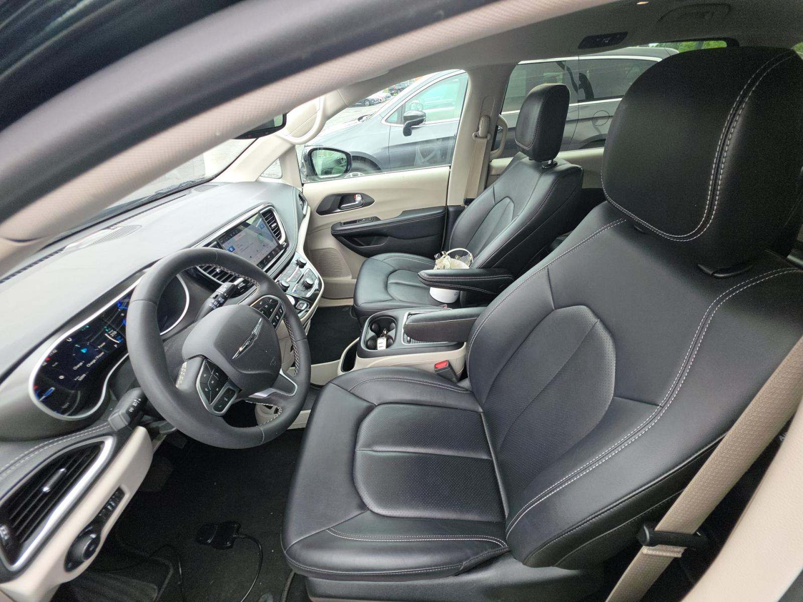 2024 Chrysler Pacifica Hybrid Select FWD