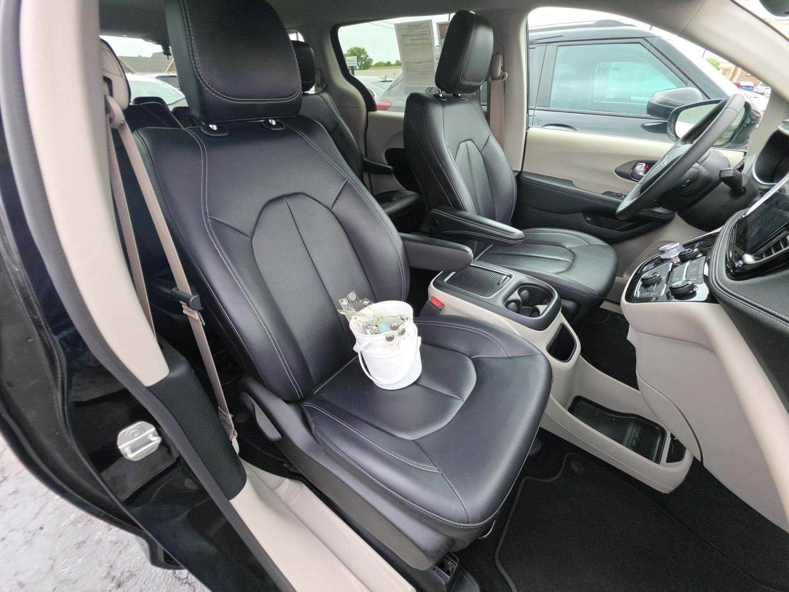 2024 Chrysler Pacifica Hybrid Select FWD