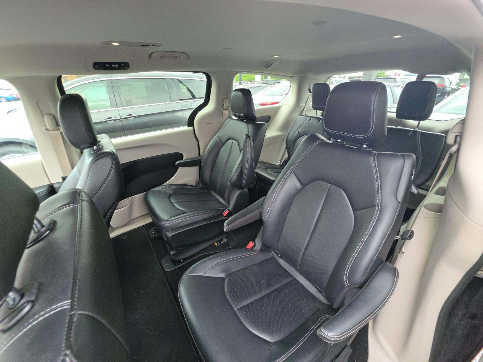2024 Chrysler Pacifica Hybrid Select FWD