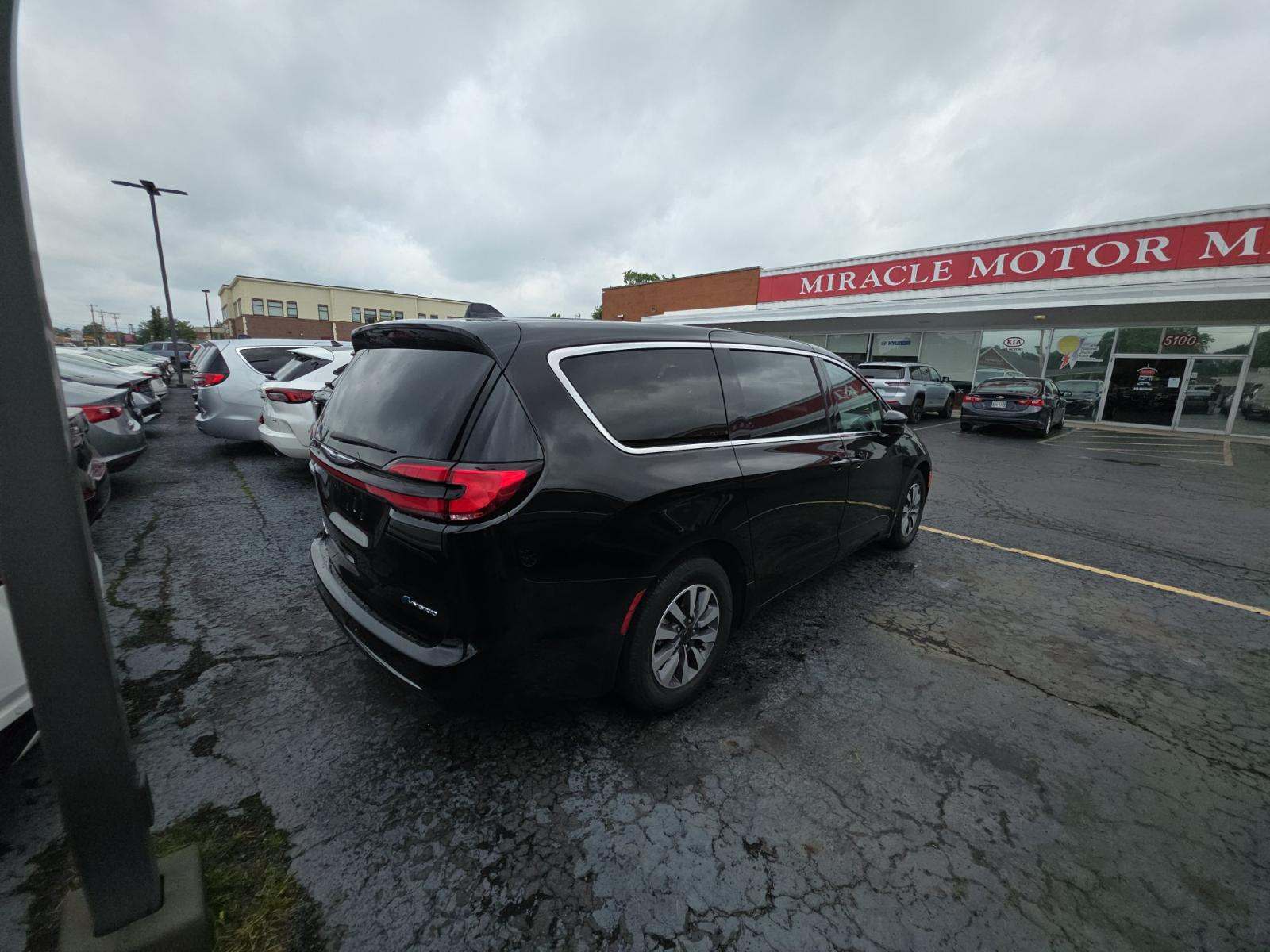 2024 Chrysler Pacifica Hybrid Select FWD