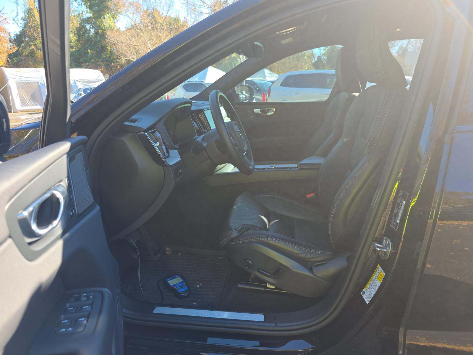 2024 Volvo XC60 Recharge T8 Ultimate Black Edition AWD