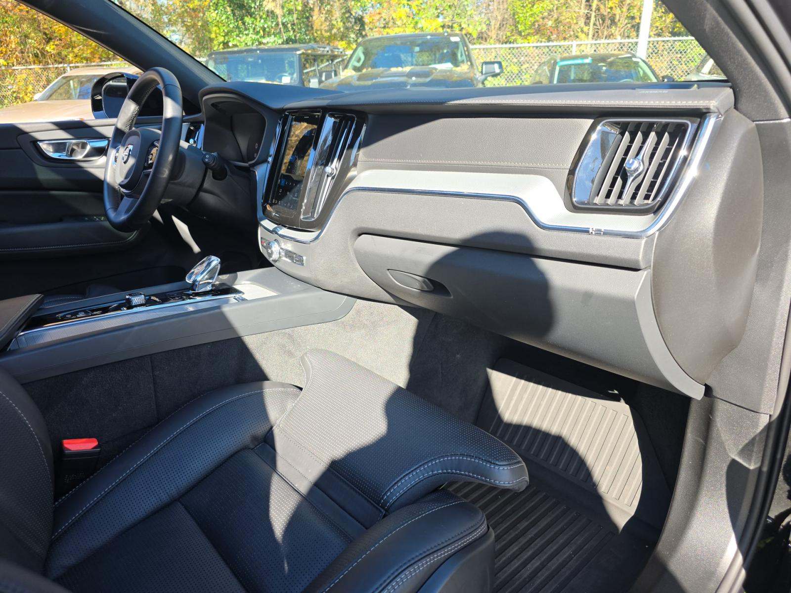 2024 Volvo XC60 Recharge T8 Ultimate Black Edition AWD