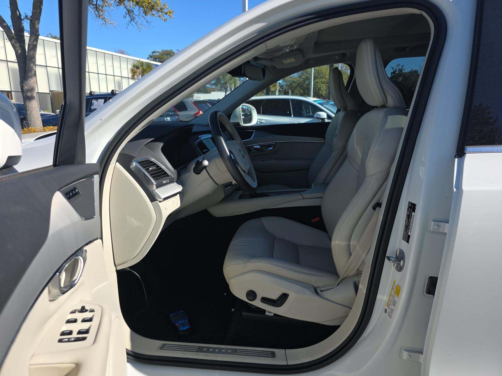 2022 Volvo XC90 T5 Momentum AWD