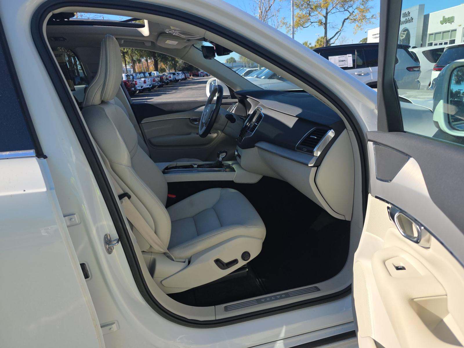 2022 Volvo XC90 T5 Momentum AWD