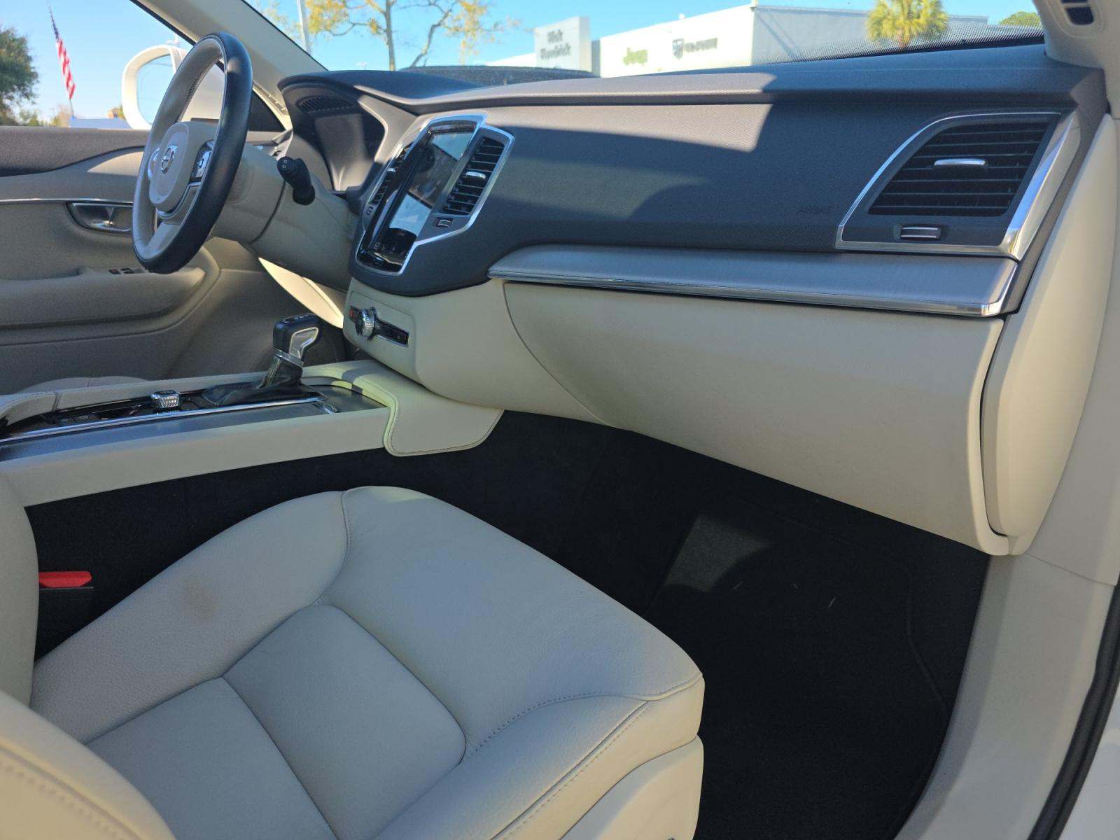 2022 Volvo XC90 T5 Momentum AWD