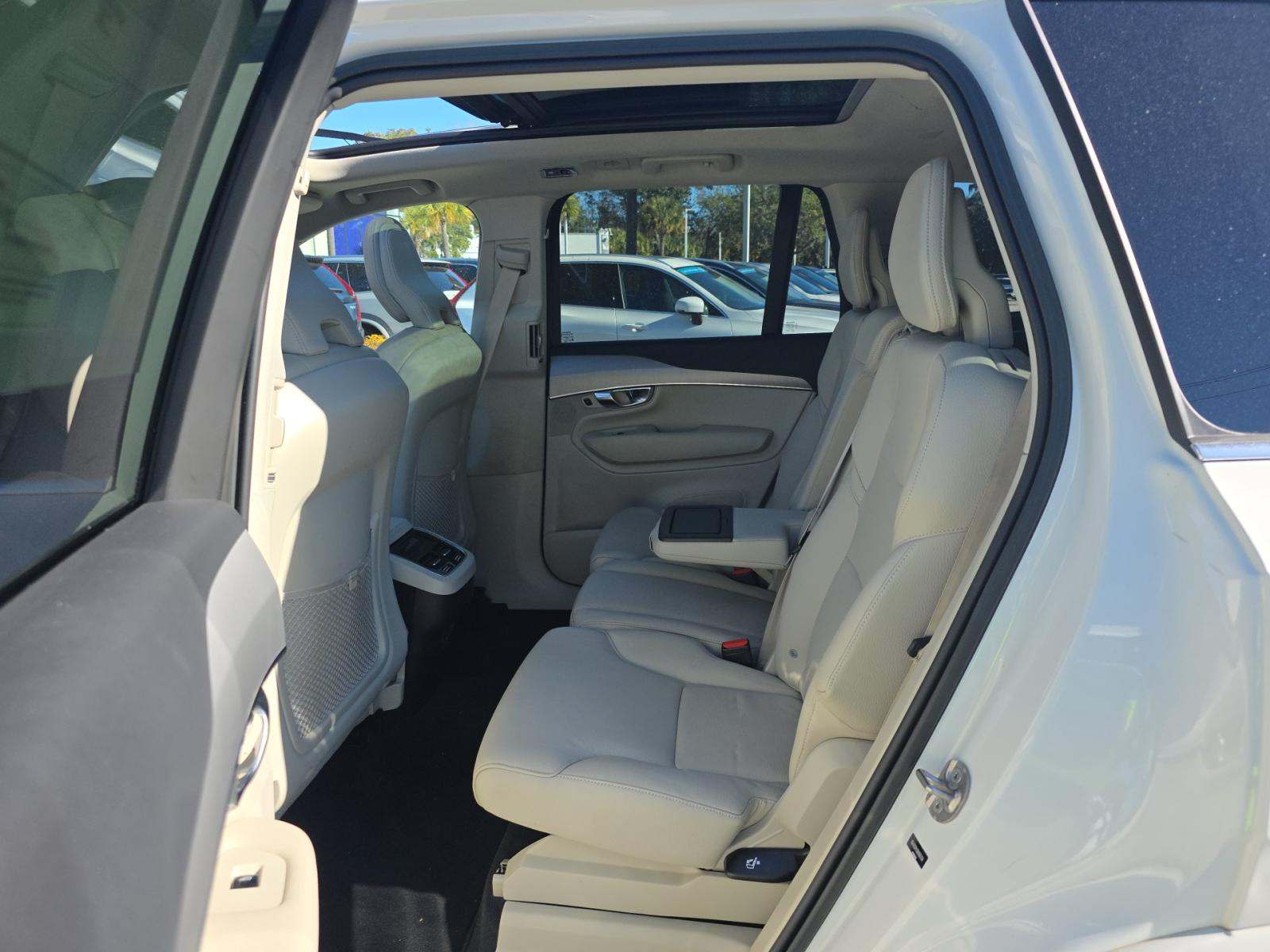 2022 Volvo XC90 T5 Momentum AWD