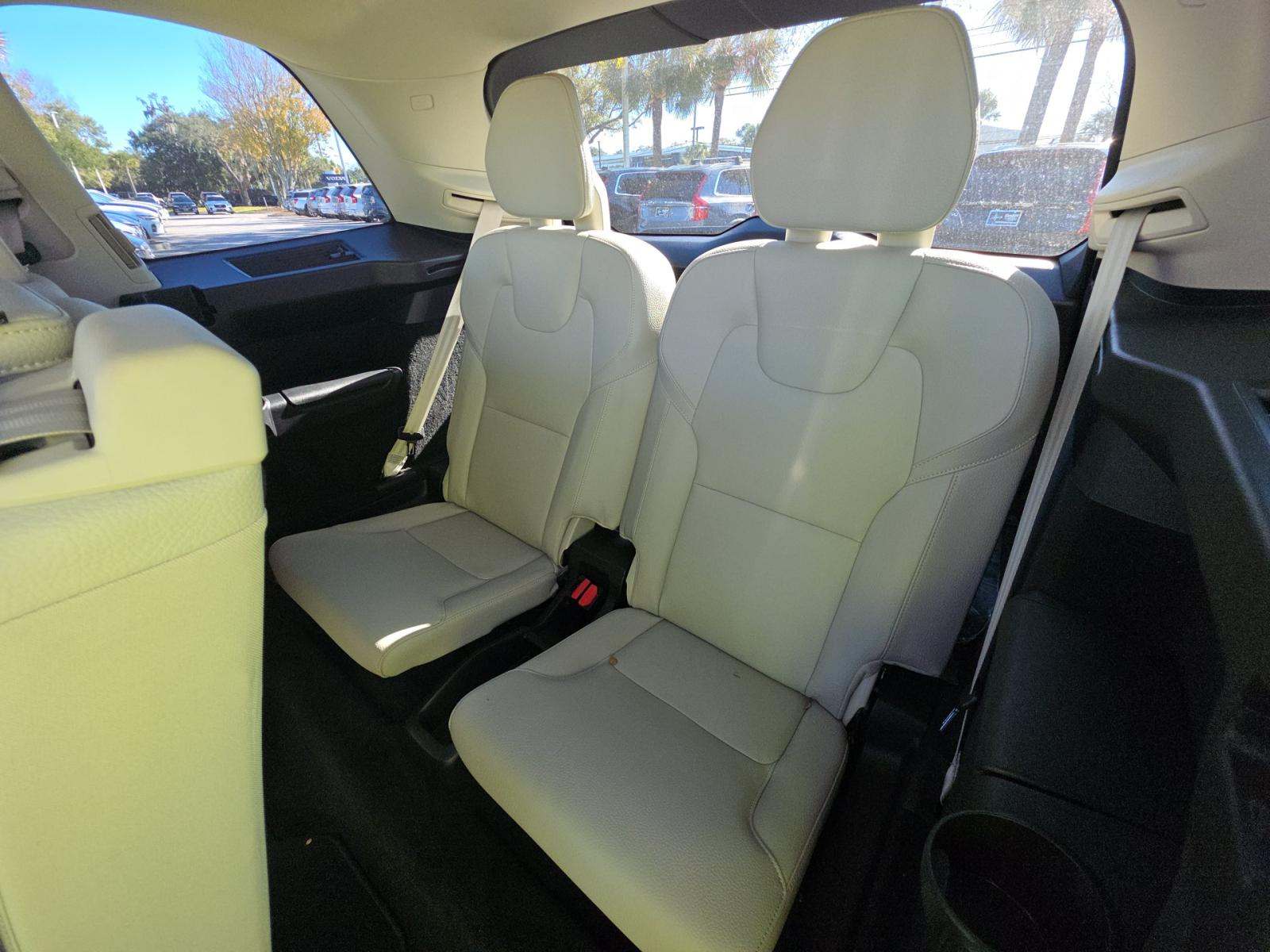 2022 Volvo XC90 T5 Momentum AWD