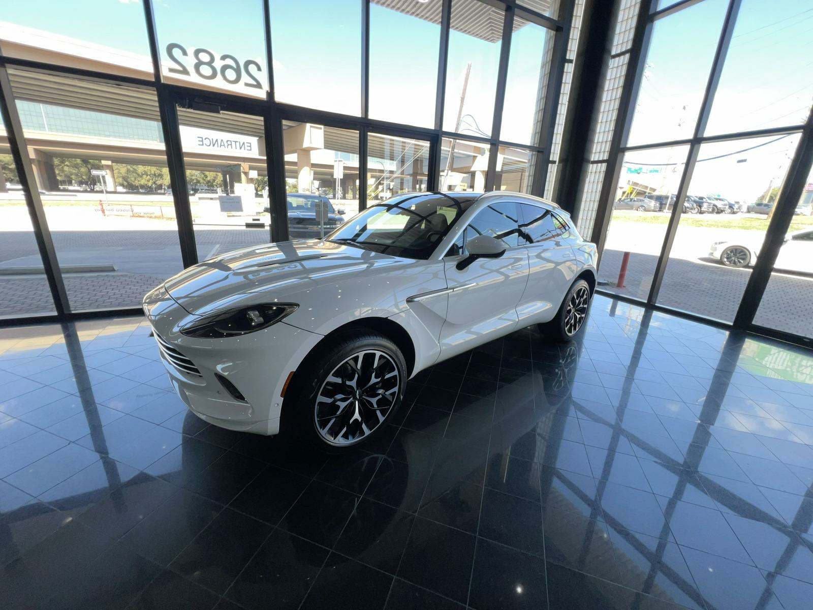 2023 Aston Martin DBX V8