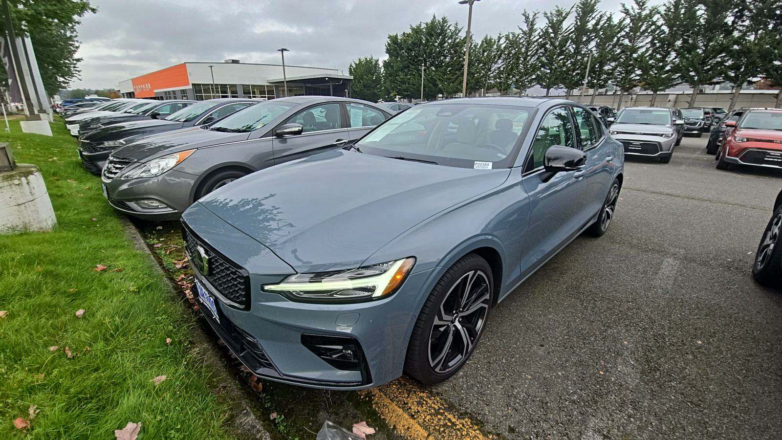 2024 Volvo S60 B5 Plus Dark