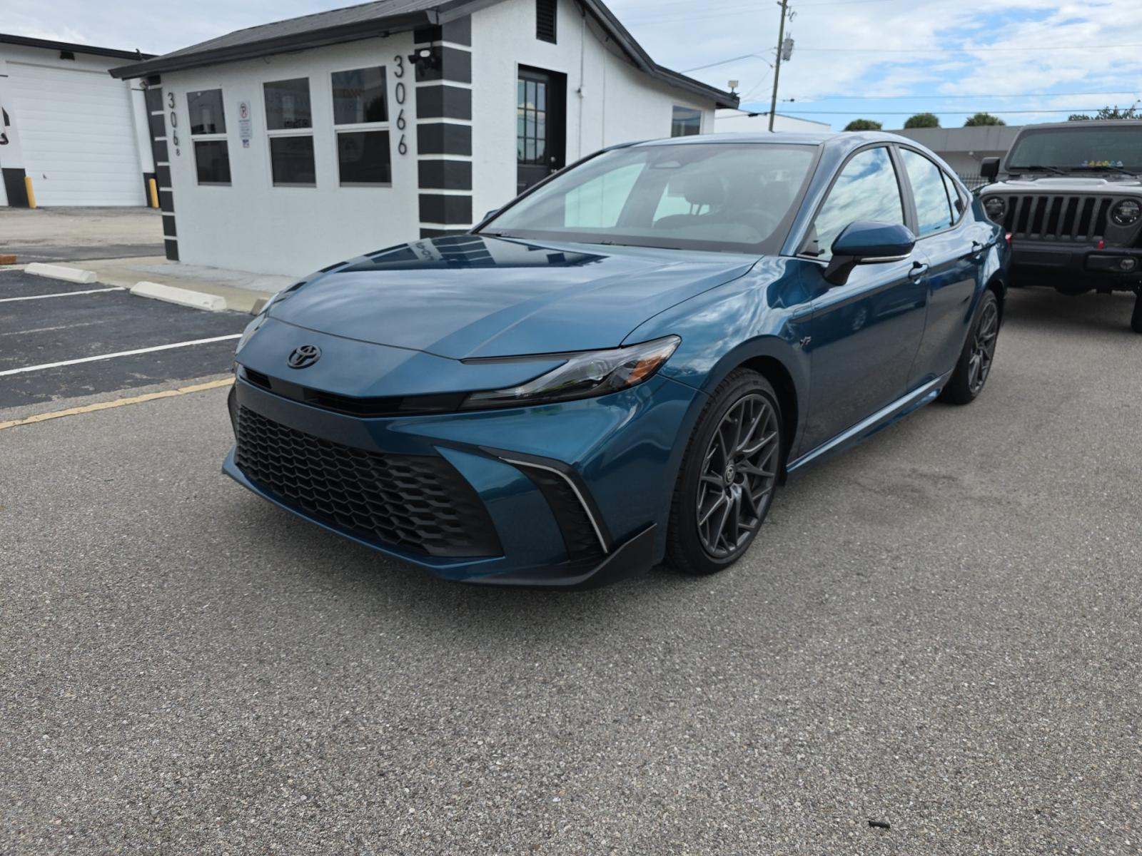 2025 Toyota Camry SE FWD