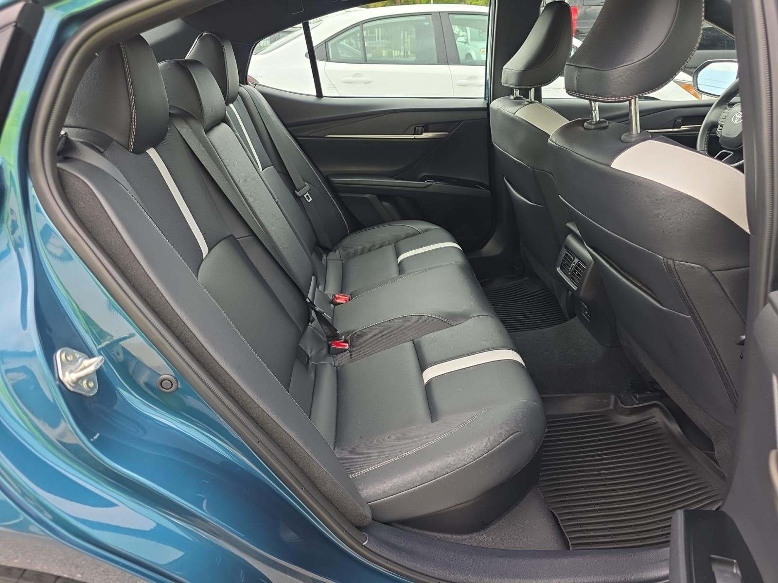 2025 Toyota Camry SE FWD