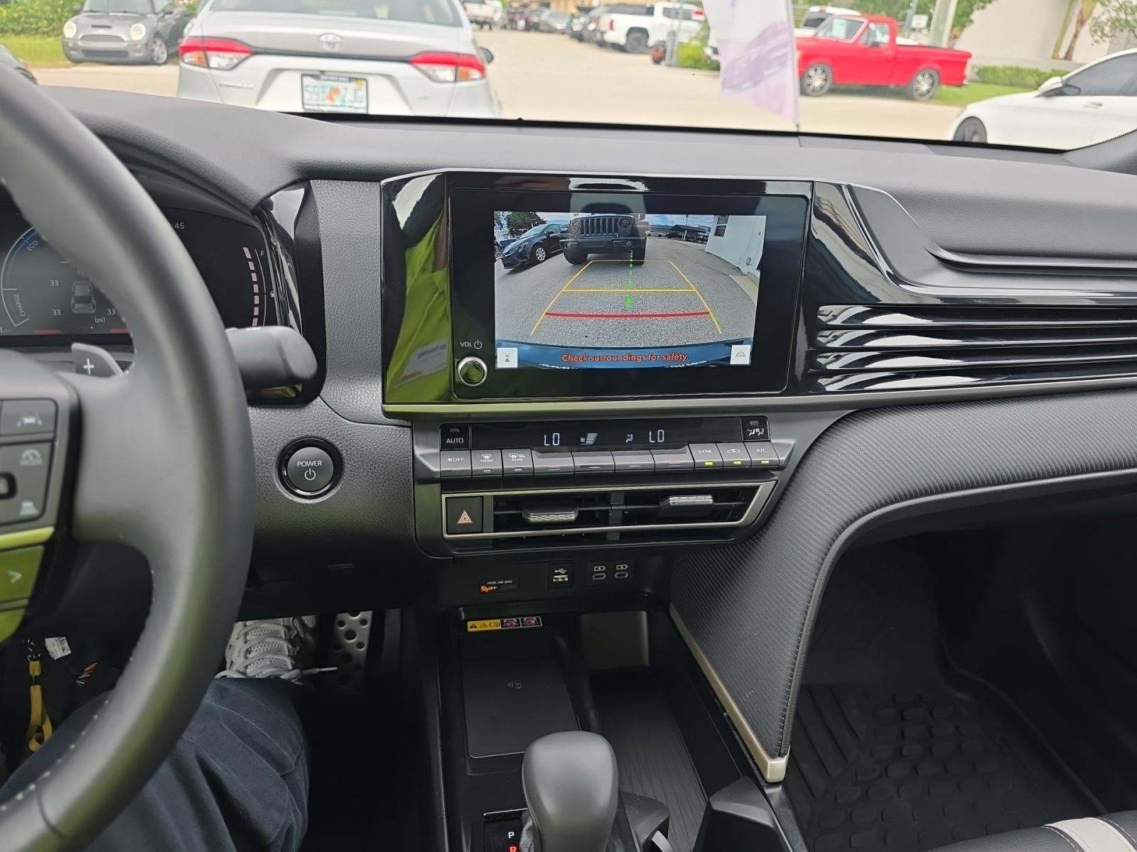 2025 Toyota Camry SE FWD