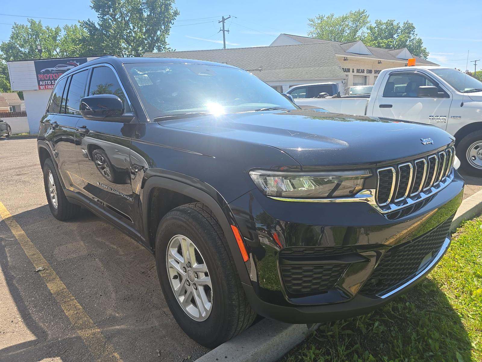 2023 Jeep Grand Cherokee Laredo AWD