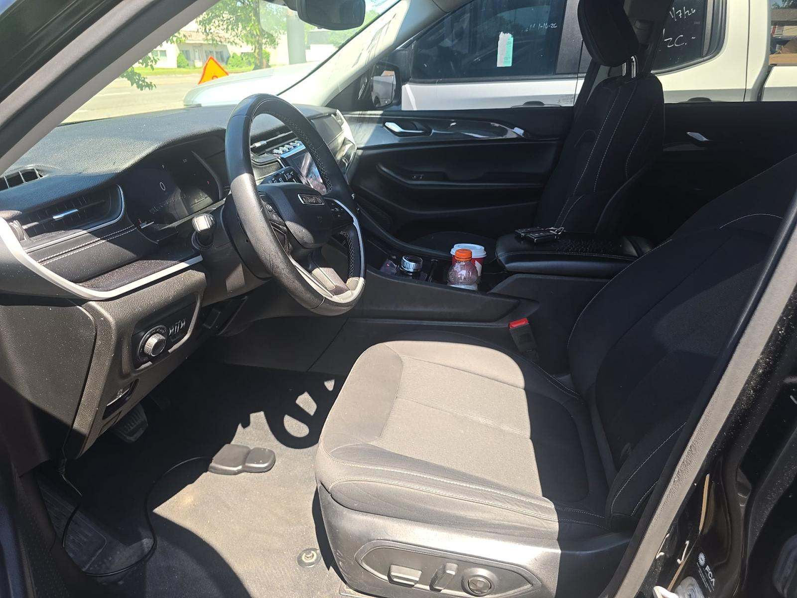 2023 Jeep Grand Cherokee Laredo AWD