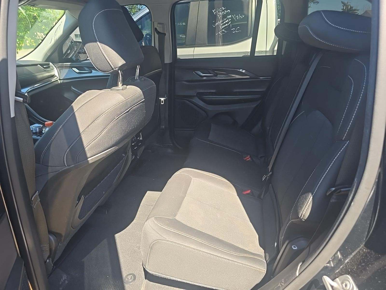 2023 Jeep Grand Cherokee Laredo AWD