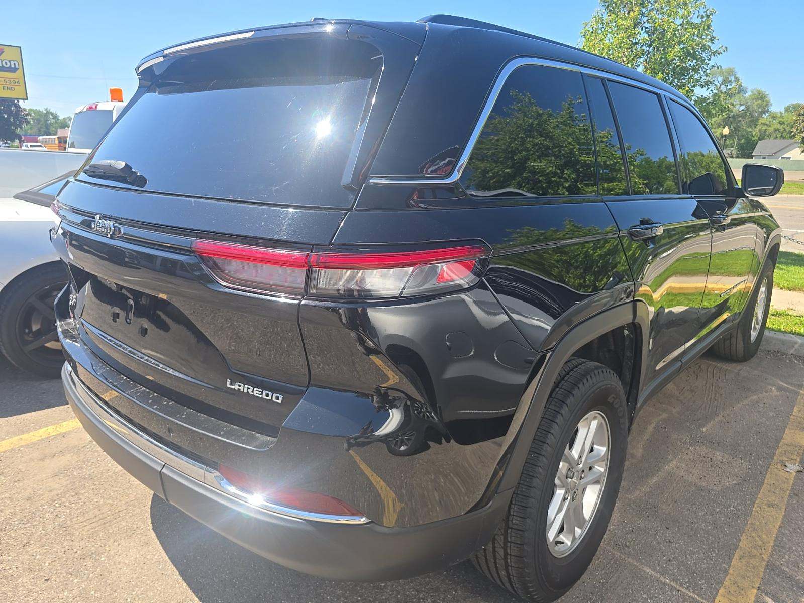 2023 Jeep Grand Cherokee Laredo AWD