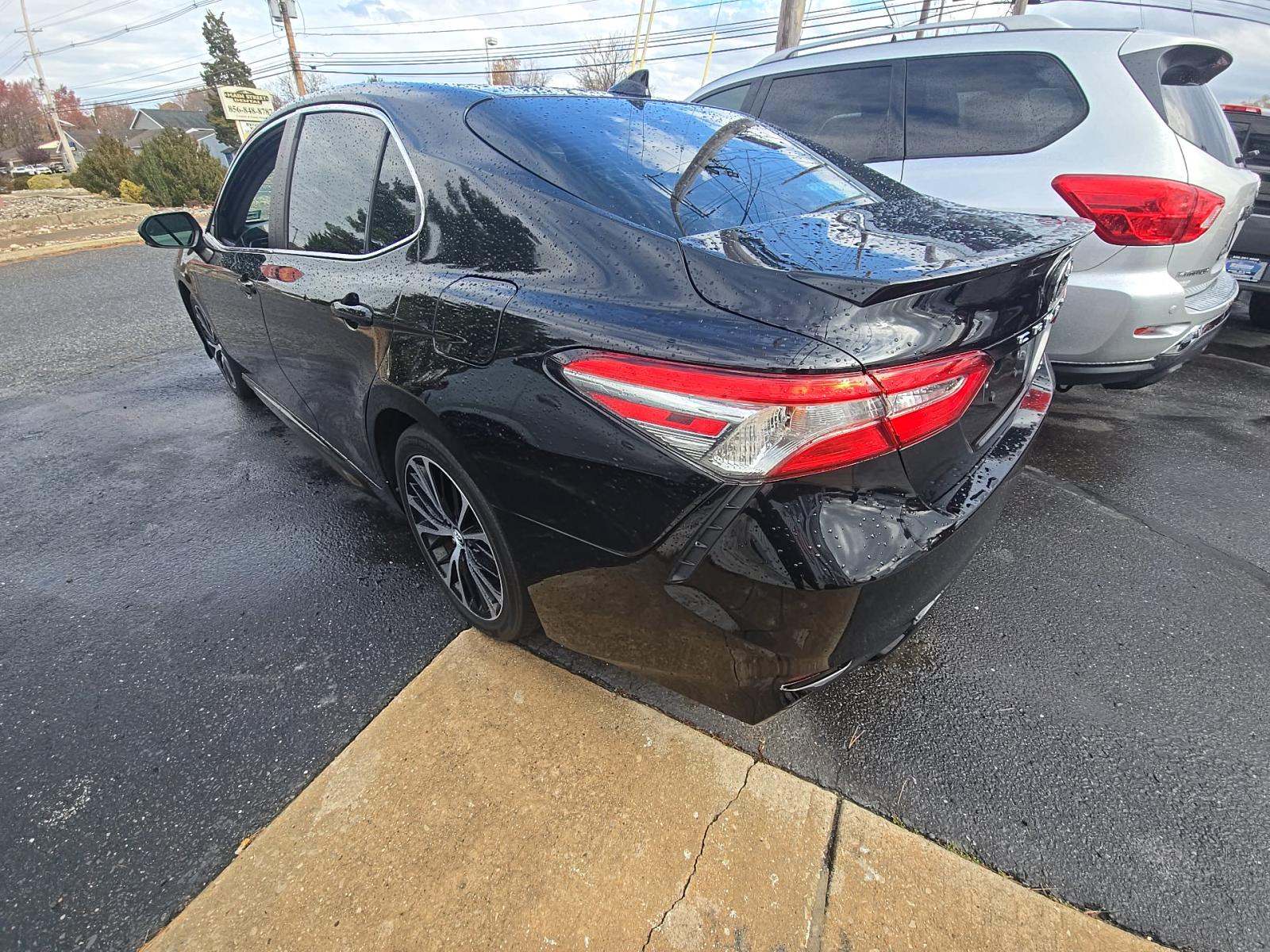 2018 Toyota Camry SE FWD