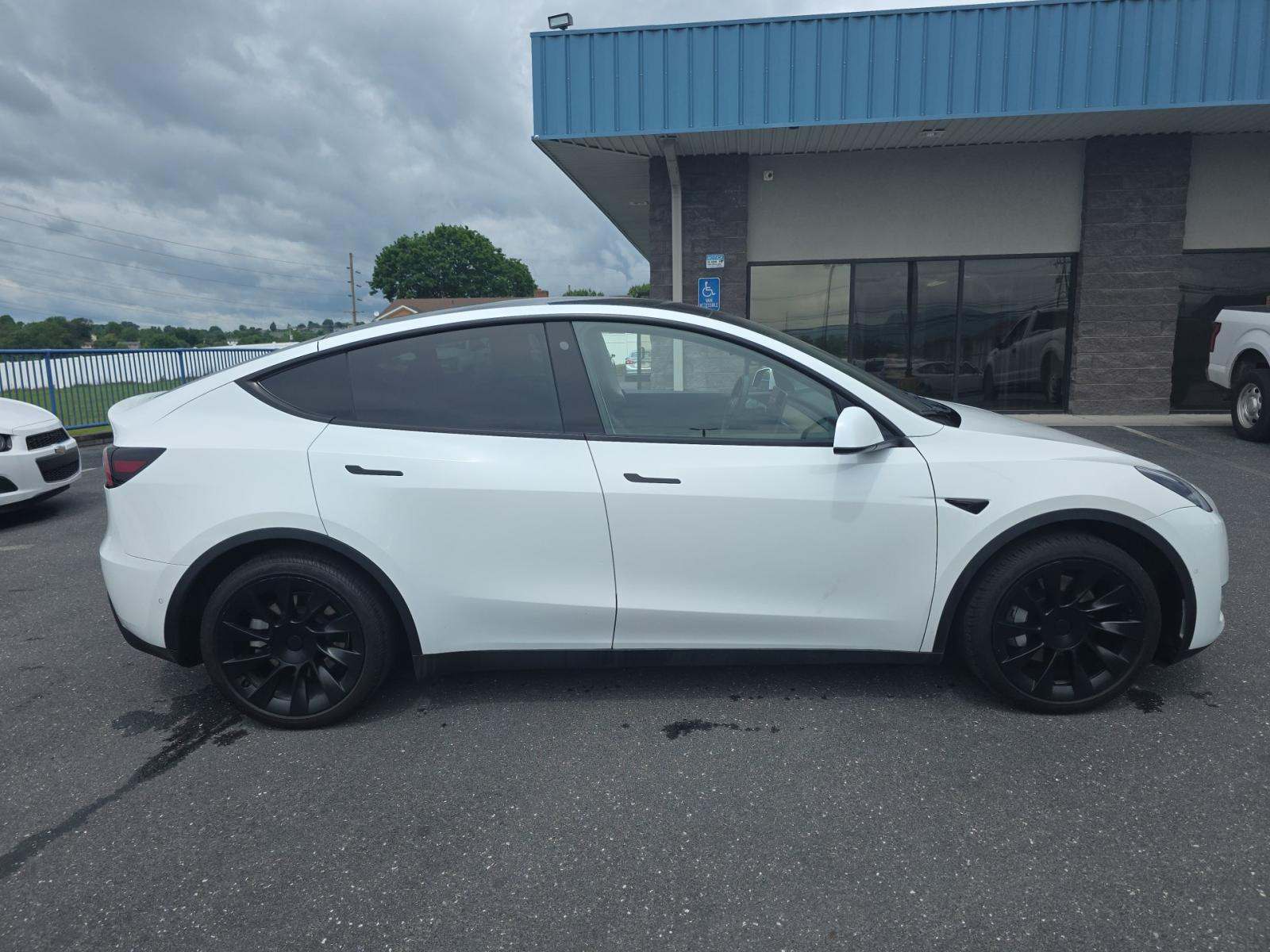TESLA MODEL Y - 4