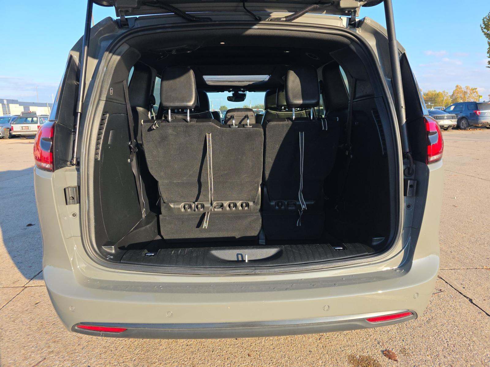 2025 Chrysler Pacifica Limited FWD