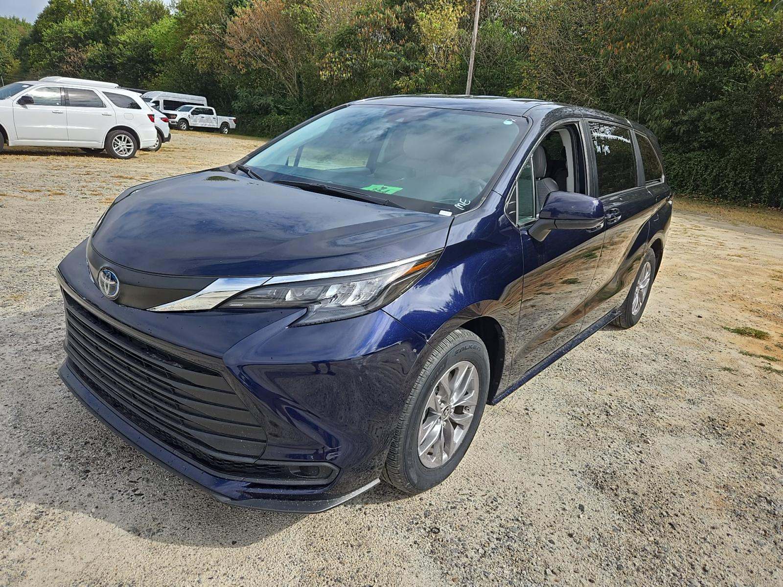 2024 Toyota Sienna LE FWD
