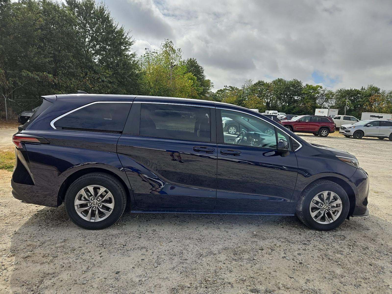 2024 Toyota Sienna LE FWD