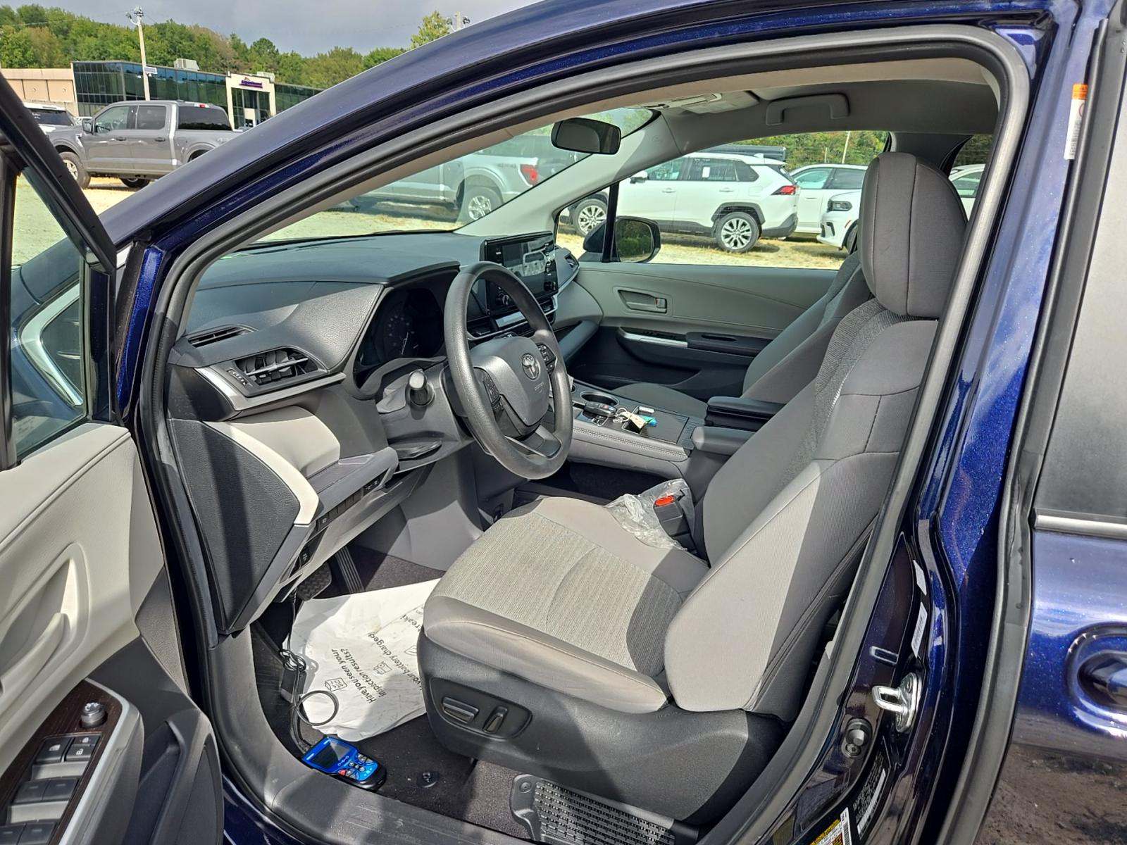 2024 Toyota Sienna LE FWD