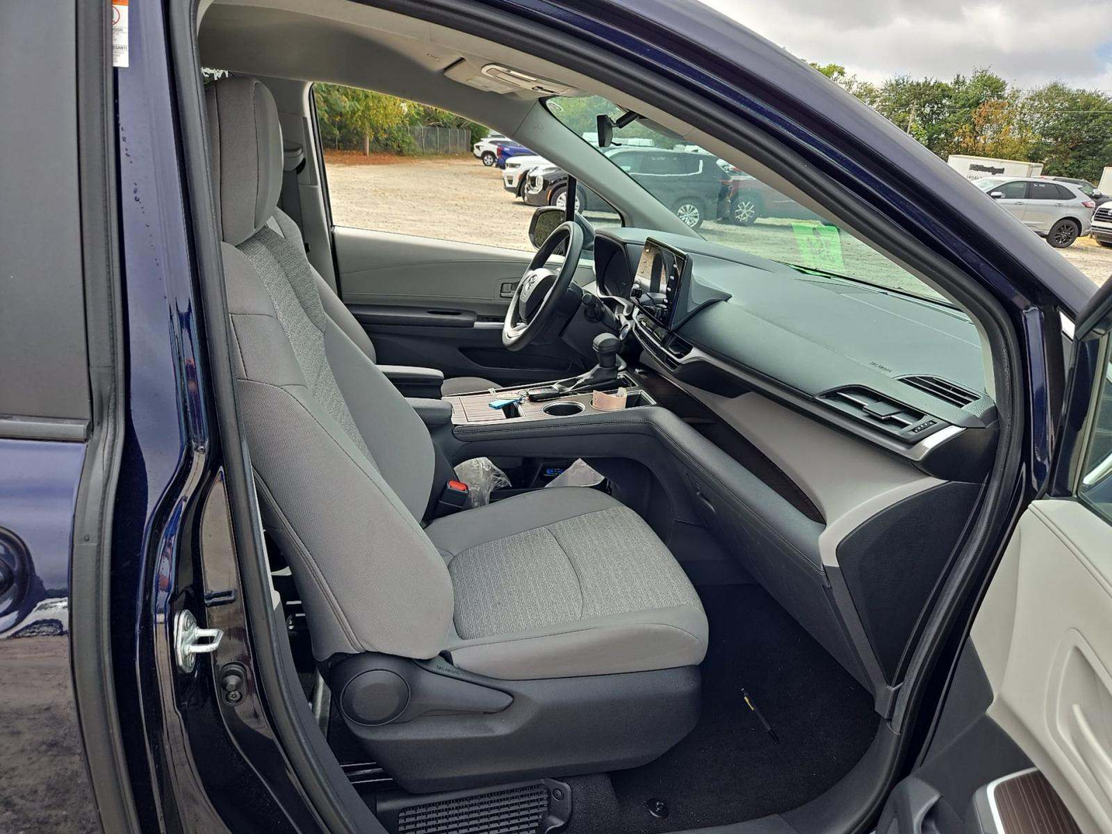 2024 Toyota Sienna LE FWD