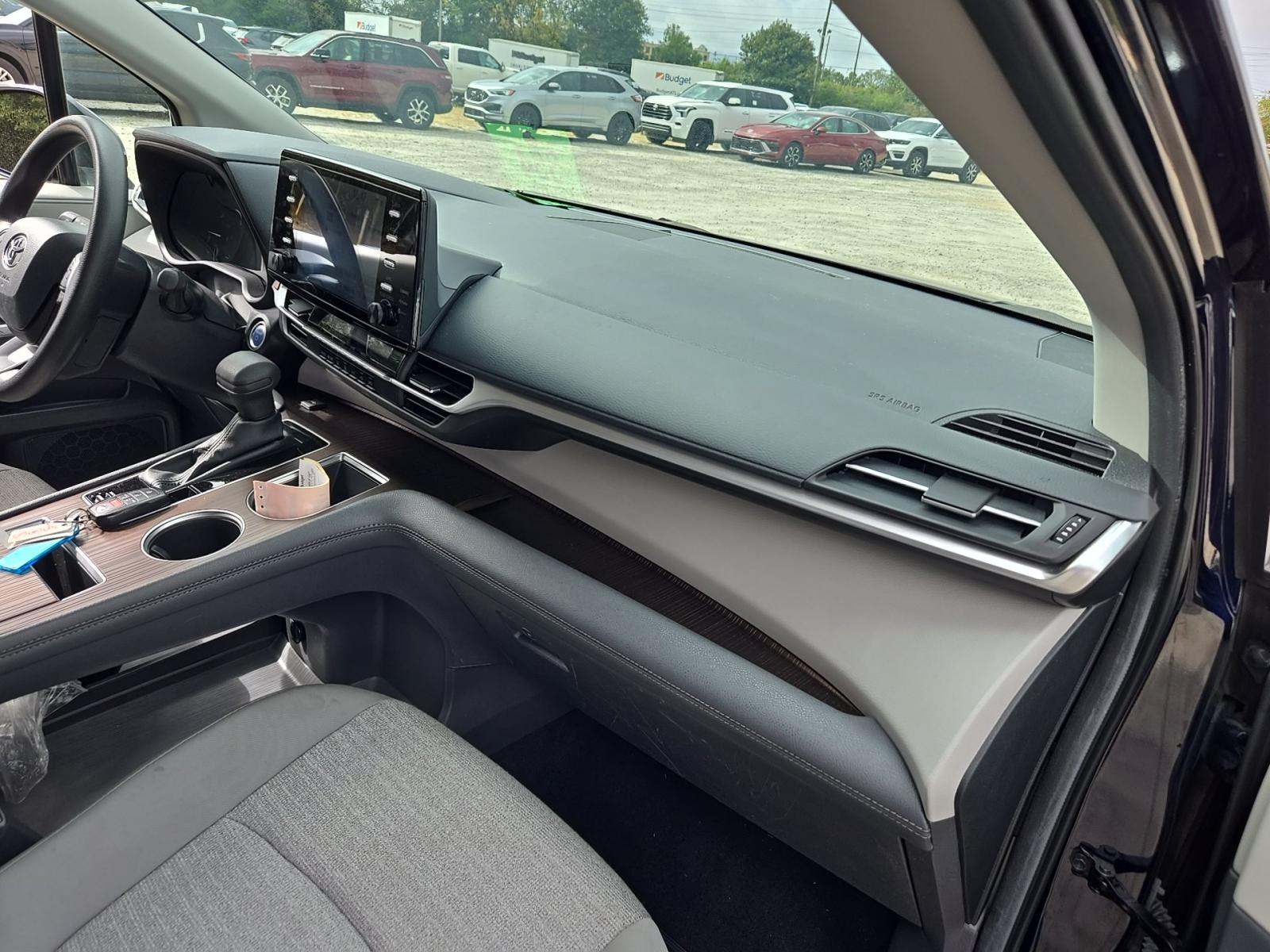 2024 Toyota Sienna LE FWD