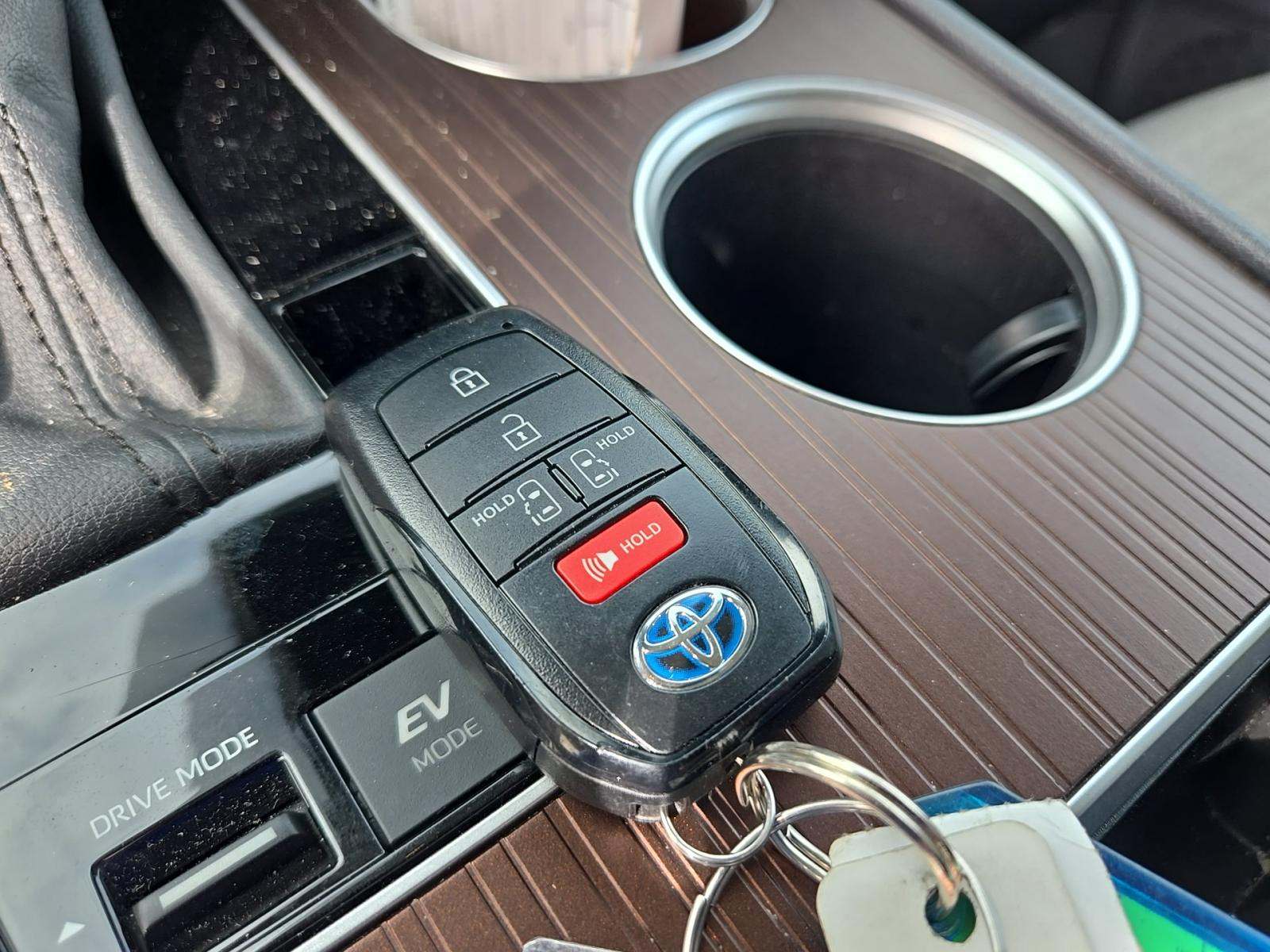 2024 Toyota Sienna LE FWD