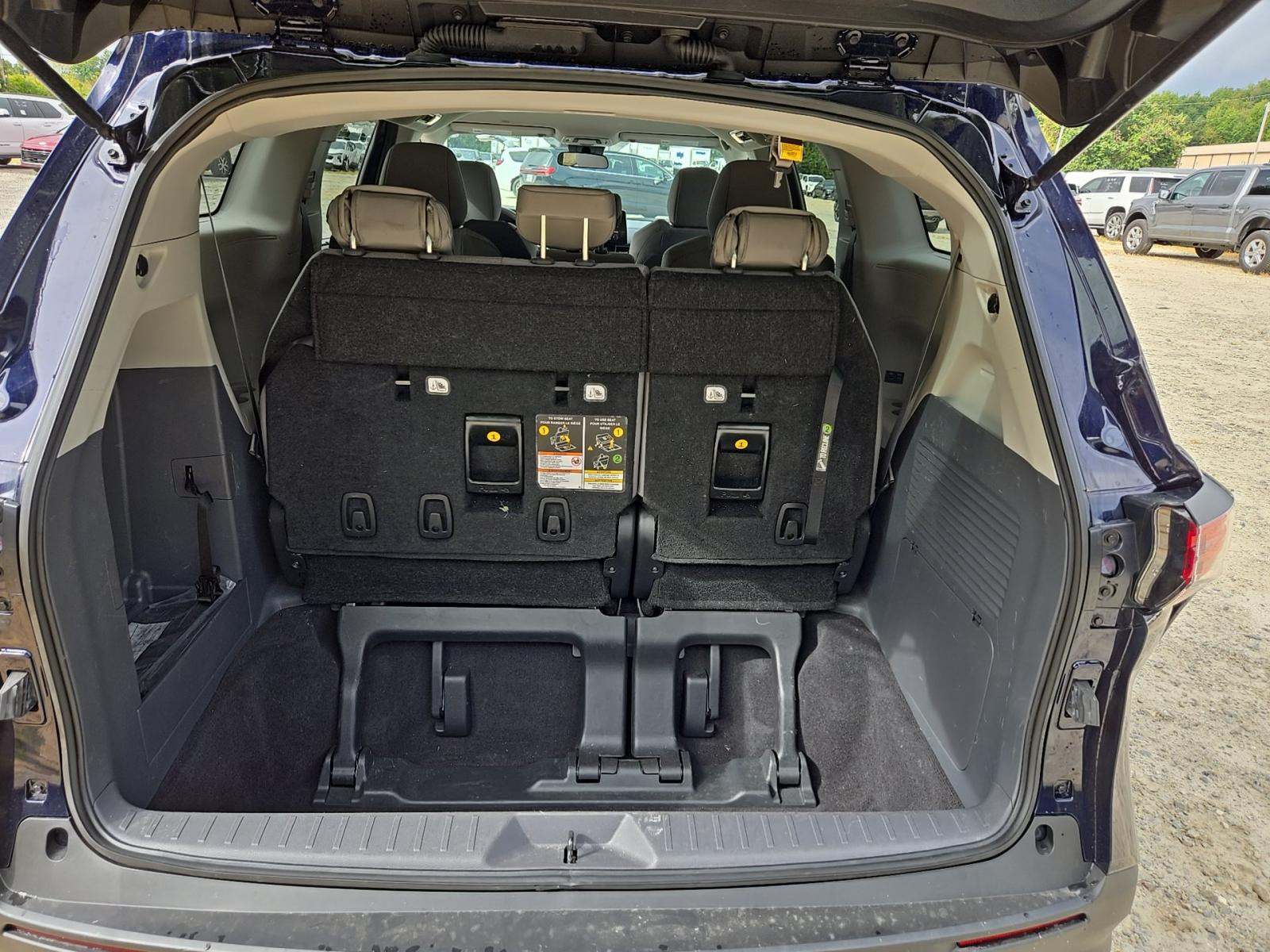 2024 Toyota Sienna LE FWD