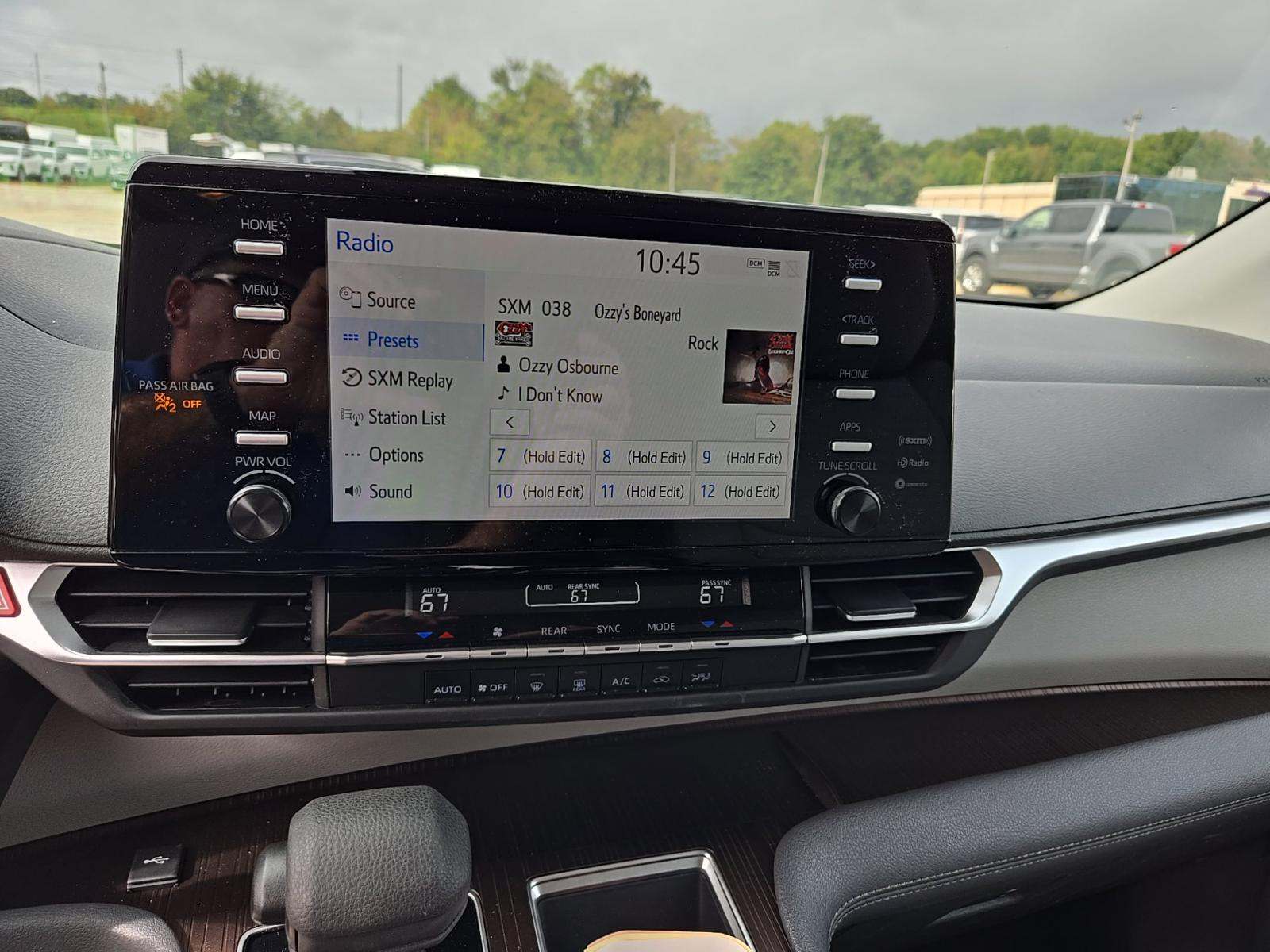 2024 Toyota Sienna LE FWD