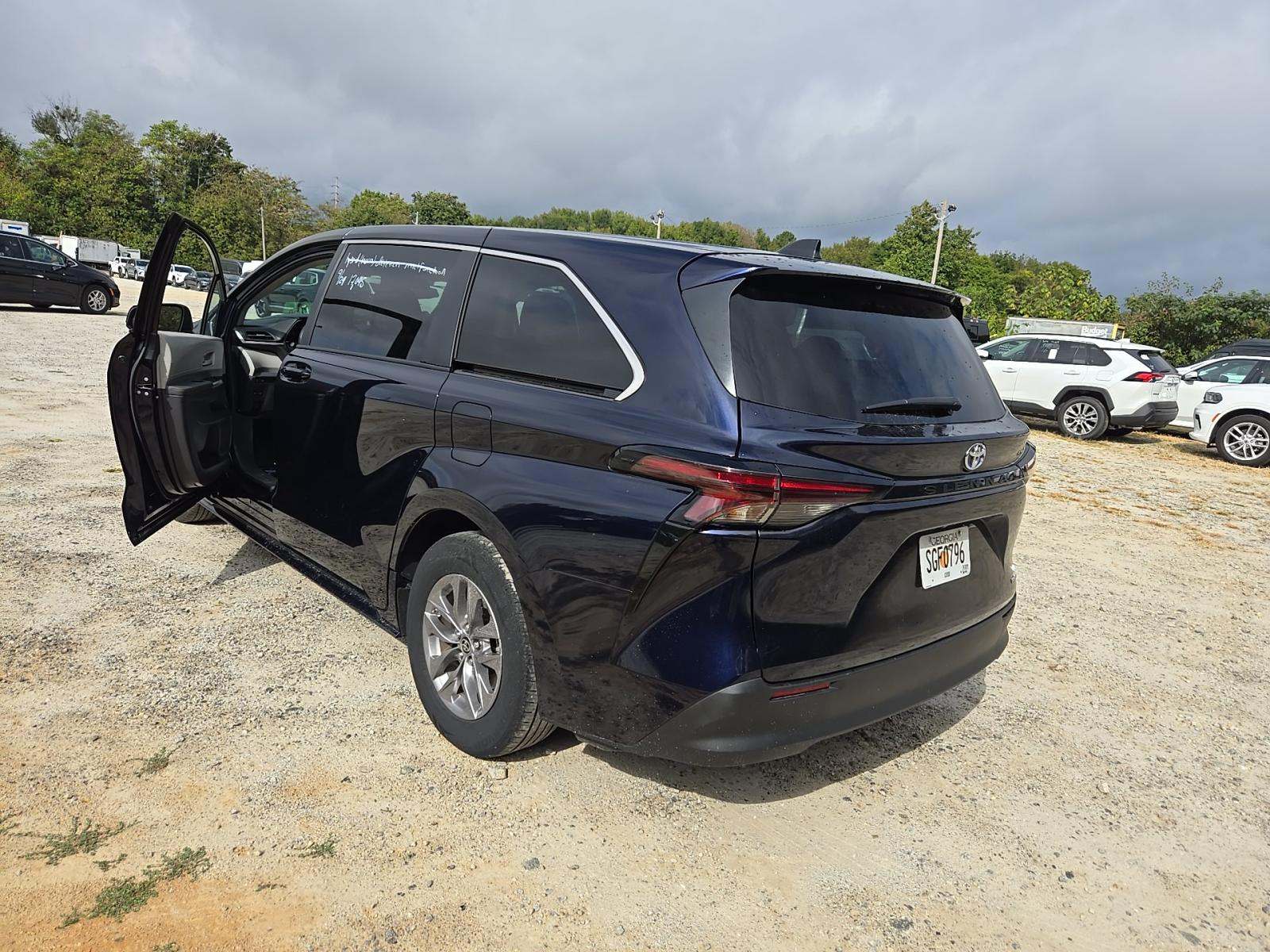 2024 Toyota Sienna LE FWD