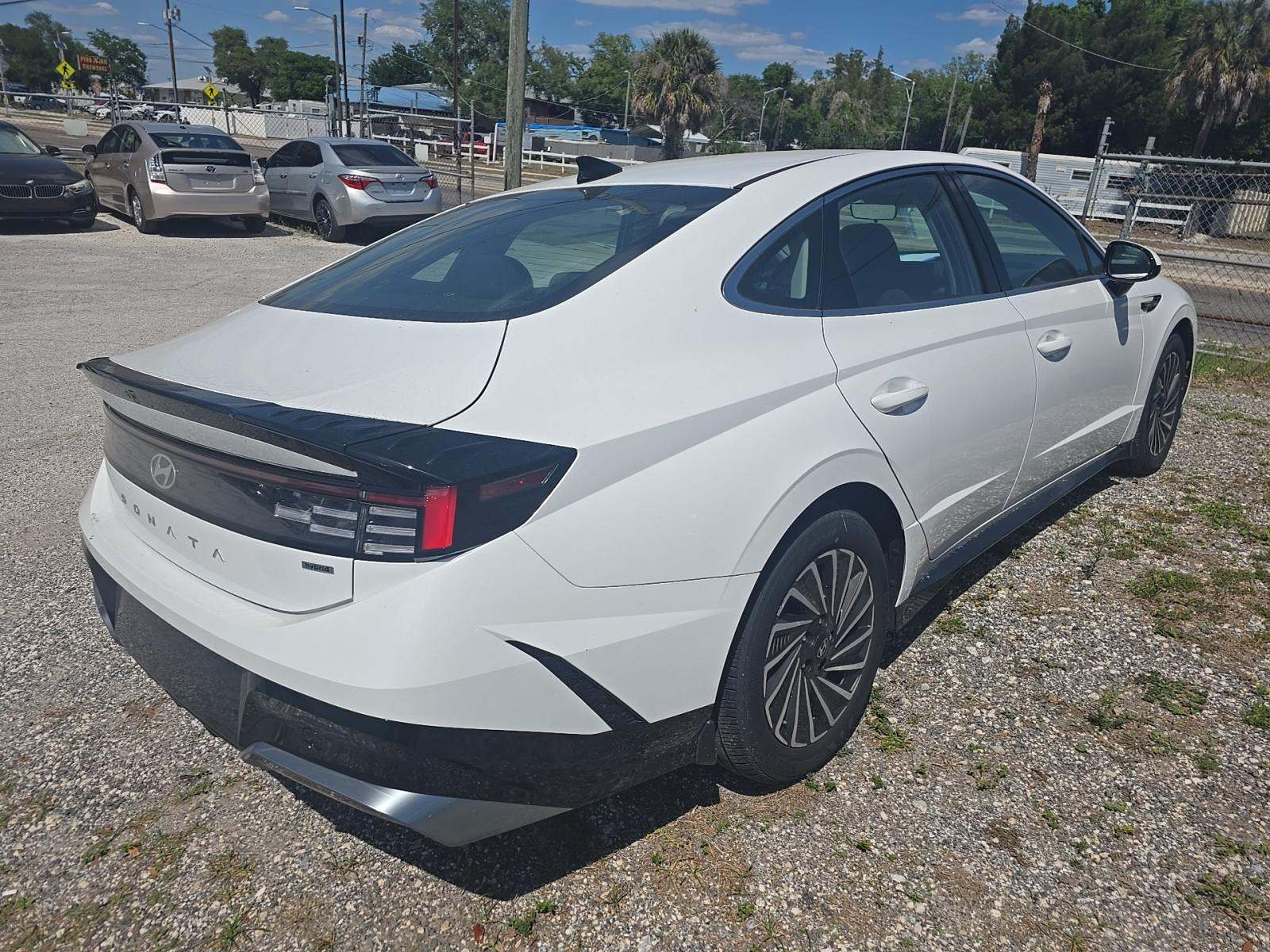 HYUNDAI HYBRID SEL - 3