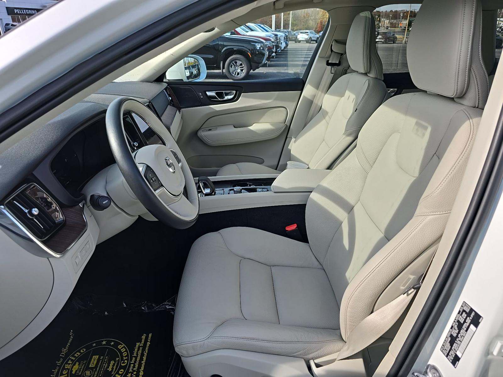 2022 Volvo XC60 Recharge T8 Inscription Expression AWD