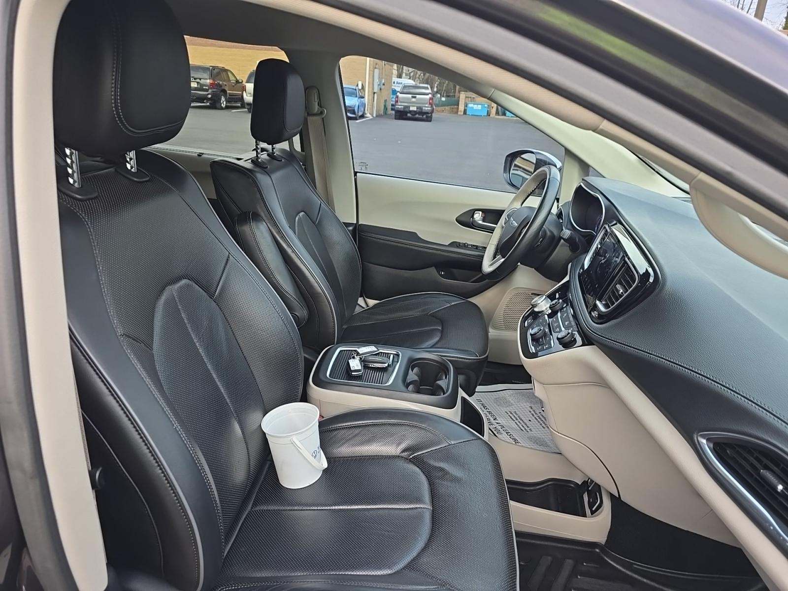 2020 Chrysler Pacifica Hybrid Limited FWD