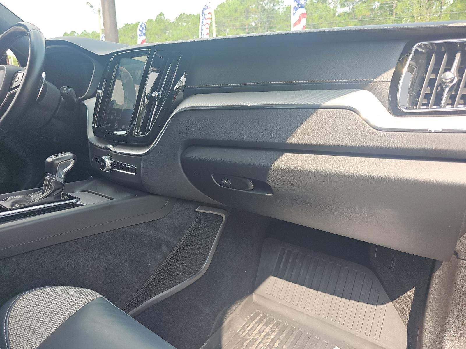 2020 Volvo XC60 T6 R-Design AWD