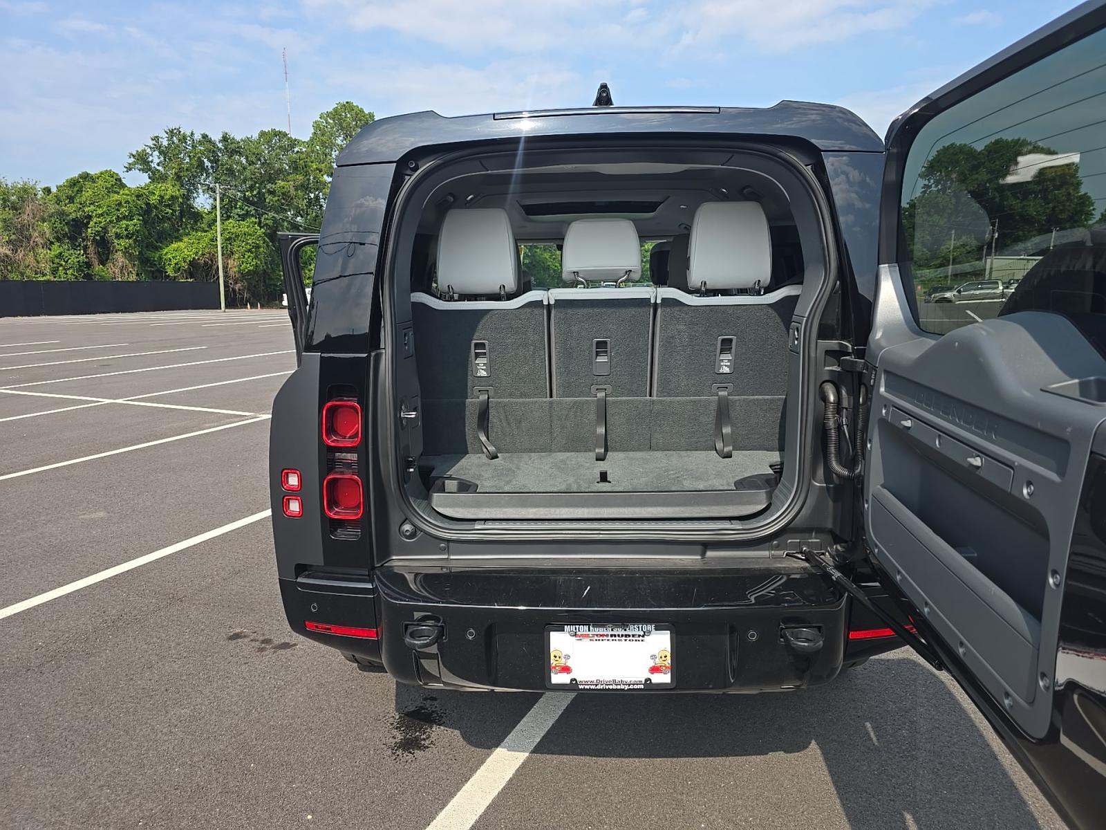 2025 Land Rover Defender 130 X-Dynamic SE AWD