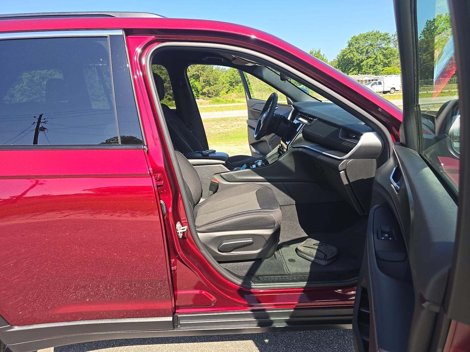 2024 Jeep Grand Cherokee Laredo RWD