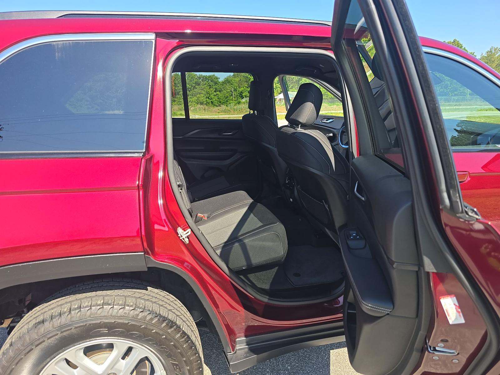 2024 Jeep Grand Cherokee Laredo RWD