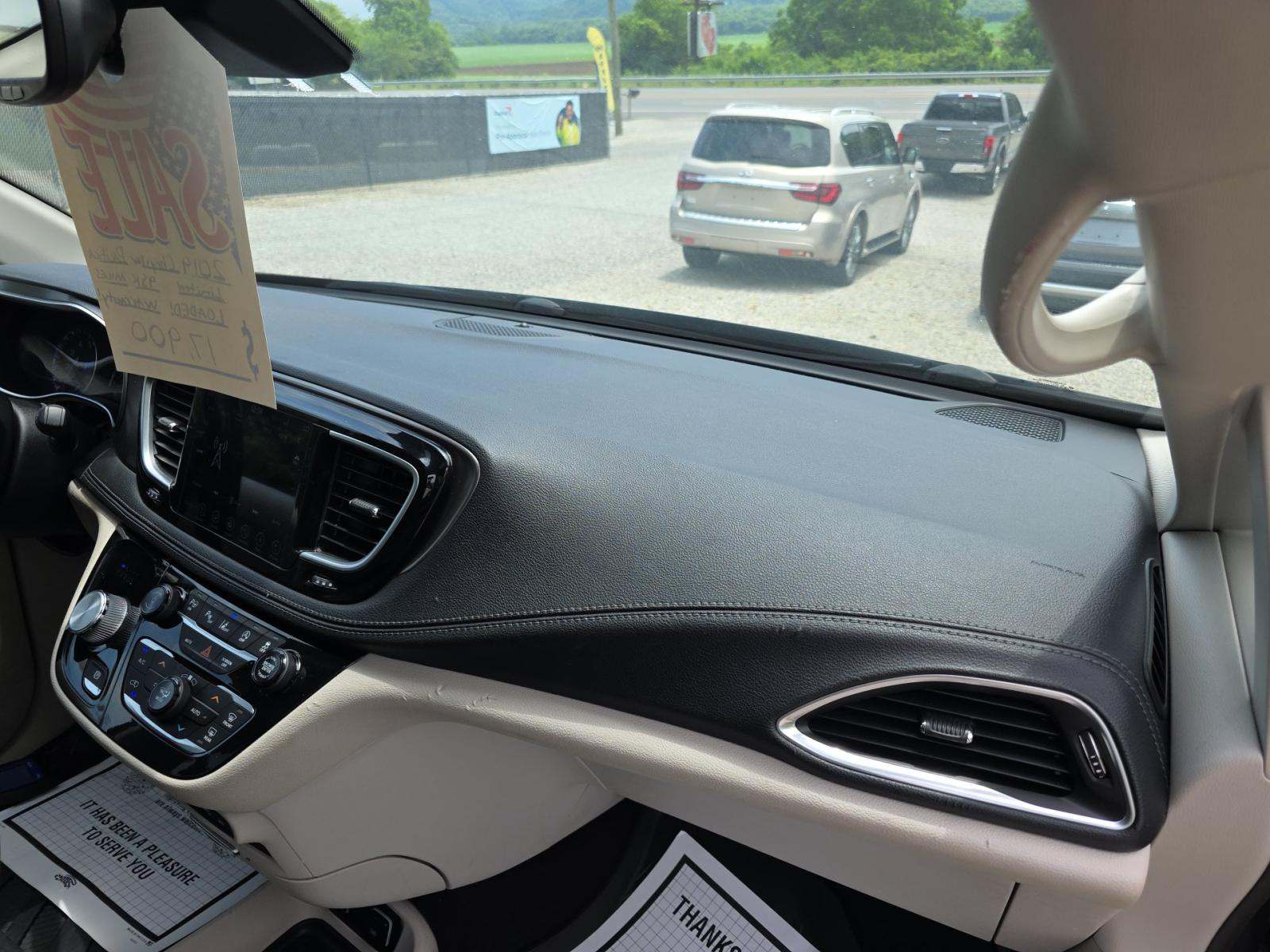 2019 Chrysler Pacifica Limited FWD