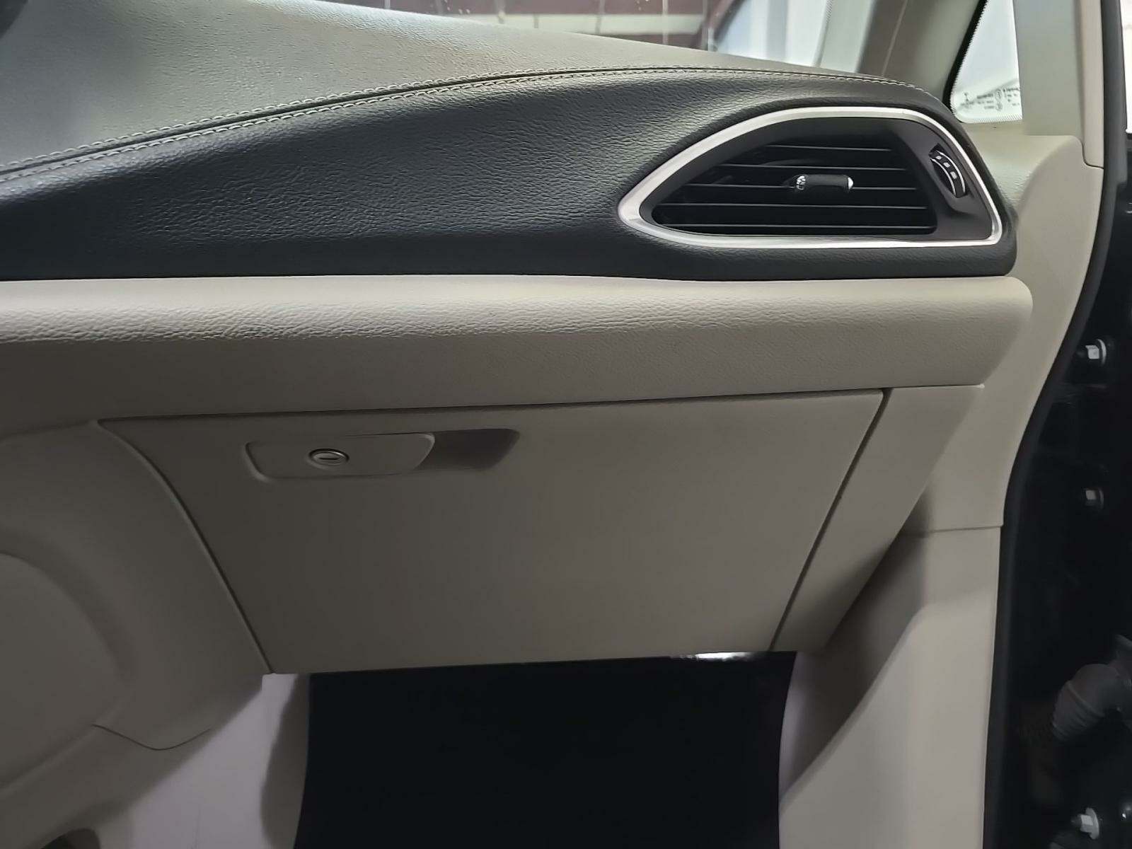 2022 Chrysler Pacifica Limited FWD