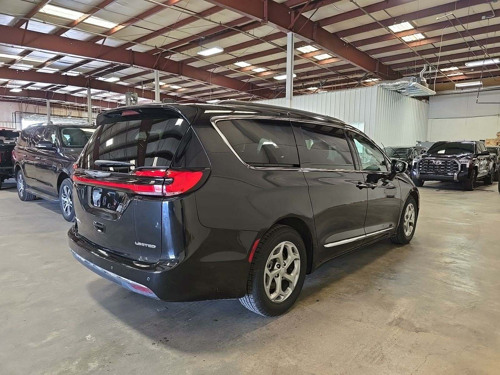 2022 Chrysler Pacifica Limited FWD
