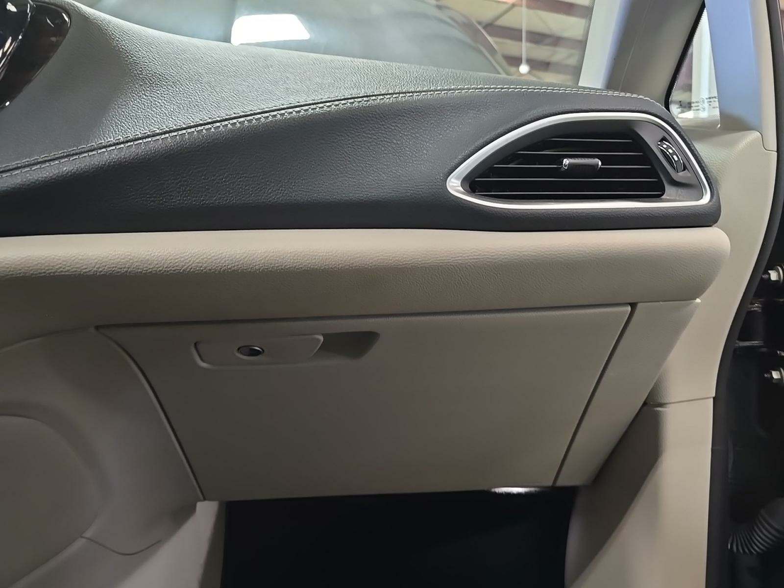 2022 Chrysler Pacifica Limited FWD