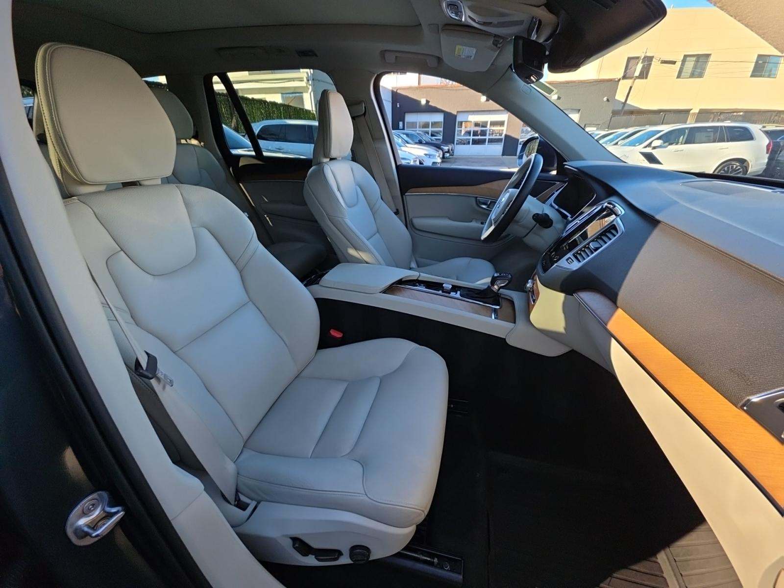 2022 Volvo XC90 T6 Momentum AWD