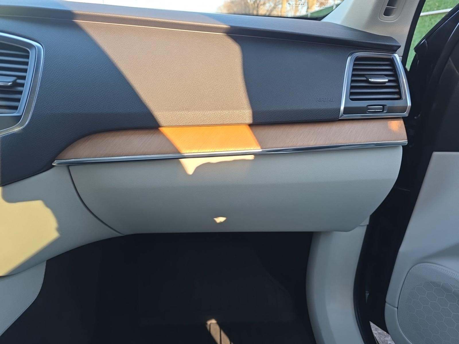 2022 Volvo XC90 T6 Momentum AWD