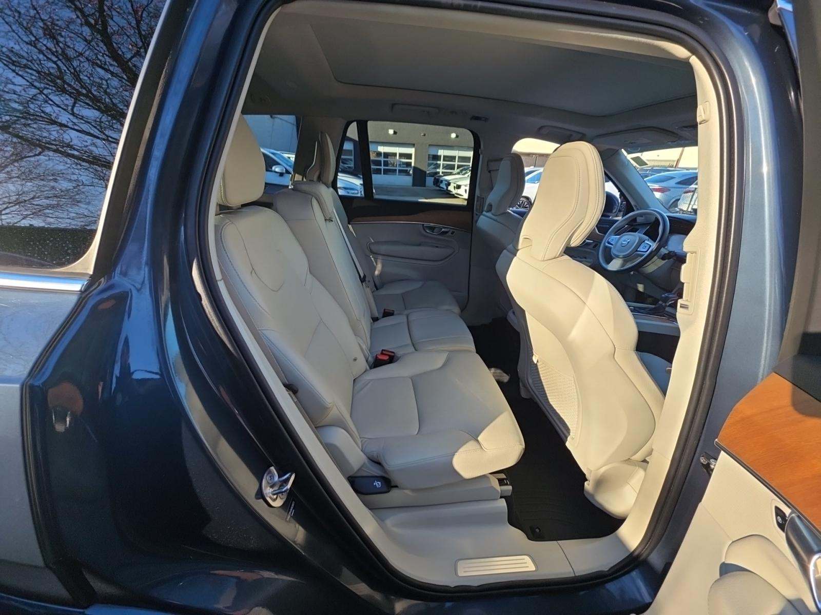 2022 Volvo XC90 T6 Momentum AWD