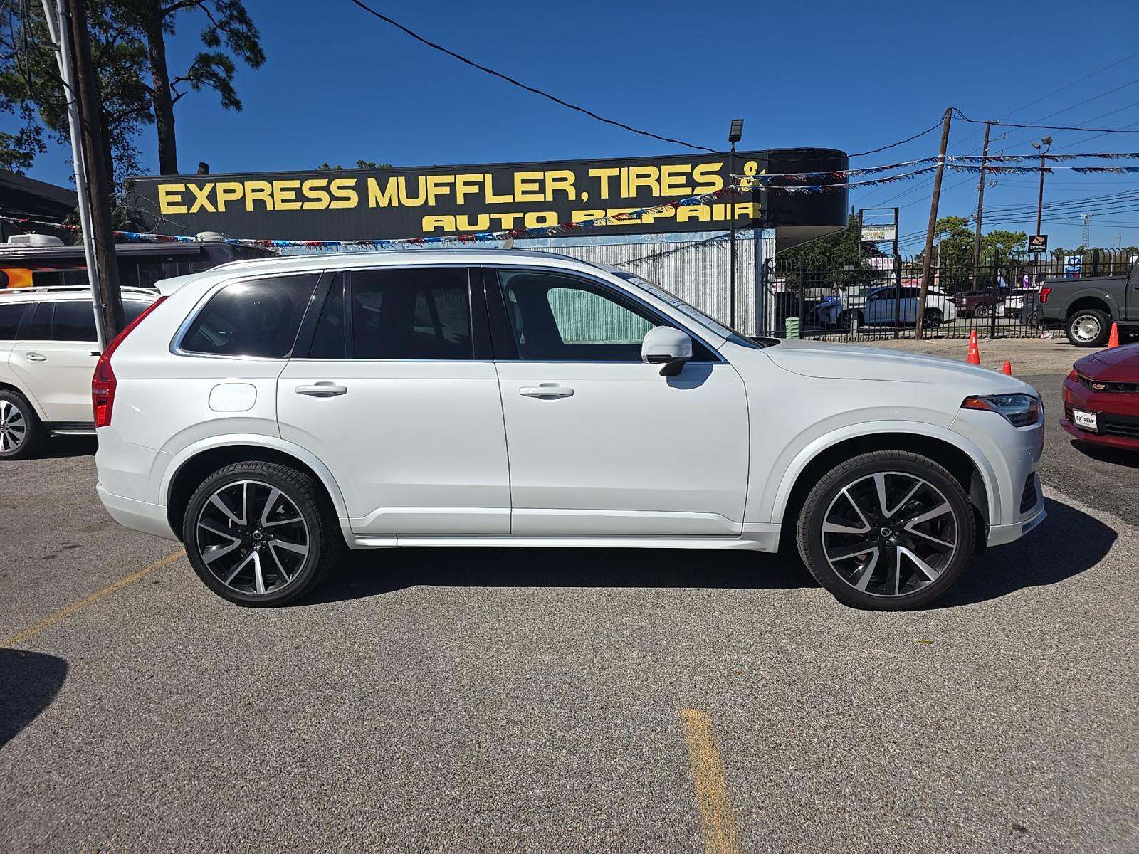2022 Volvo XC90 T6 Momentum AWD