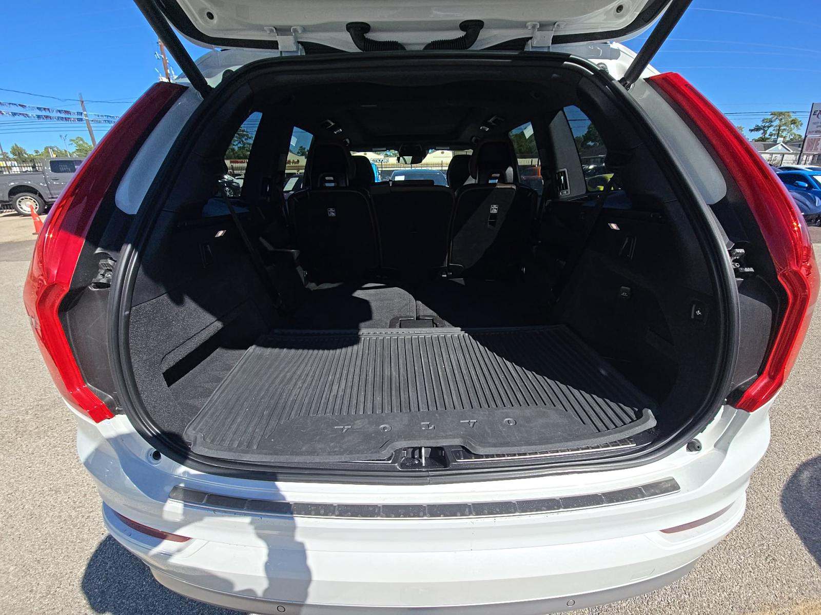 2022 Volvo XC90 T6 Momentum AWD